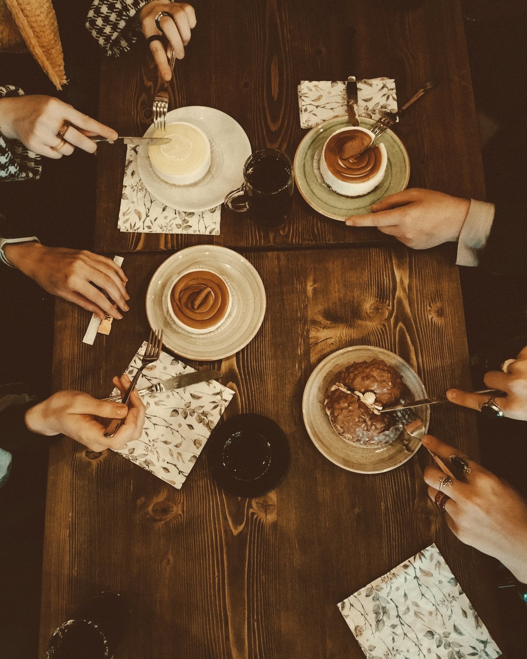 Mesa com cafés e doces vista de cima